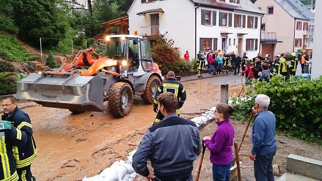 Nachdem die ganze Strae erst den Schl...e, kam ein Radlader zur Untersttzung.  | Foto: Wolfgang Gehring