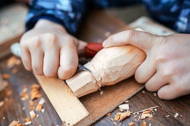 Wie Kinder lernen, mit Messer und Holz umzugehen