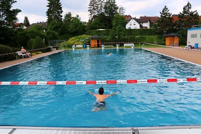 Am Erffnungstag war genug Platz im Becken, Badefreunde hatten es gemtlich.  | Foto: Martha Weishaar