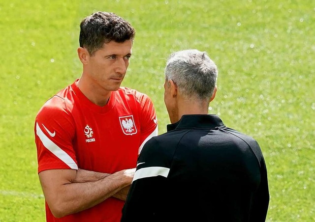 Robert Lewandowski (links) im Gesprch mit  Polens neuem Trainer Paolo Sousa  | Foto: JANEK SKARZYNSKI (AFP)