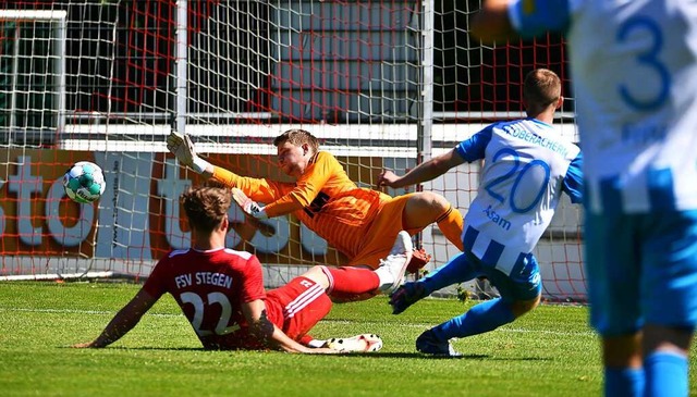 Benedikt Asam (rechts) sorgt hier fr ...cheidung zu Gunsten des SV Oberachern.  | Foto: Achim Keller