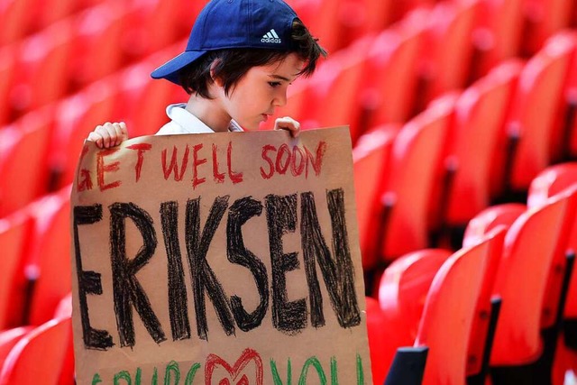 Ein junger Fan trgt ein Plakat mit Au... gegen Finnland zusammengebrochen war.  | Foto: Catherine Ivill (dpa)
