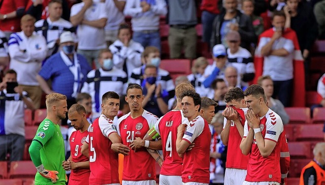 Teamkollegen schirmen das Geschehen um..., Zuschauer im Stadion sind betroffen.  | Foto: FRIEDEMANN VOGEL (AFP)