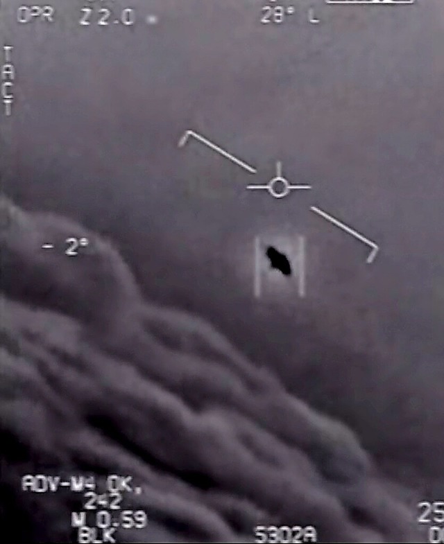Blick aus dem Cockpit: Piloten der US-Navy haben dieses Objekt gefilmt.  | Foto: HANDOUT (AFP)