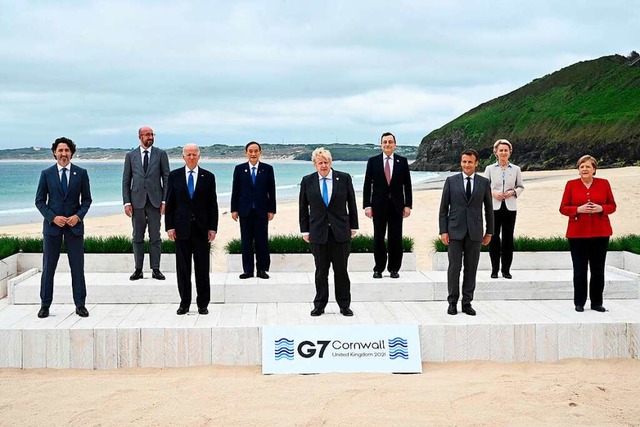 Gruppenbild am Strand mit Abstand: In ...ats- und Regierungschefs fr drei Tage  | Foto: LEON NEAL (AFP)