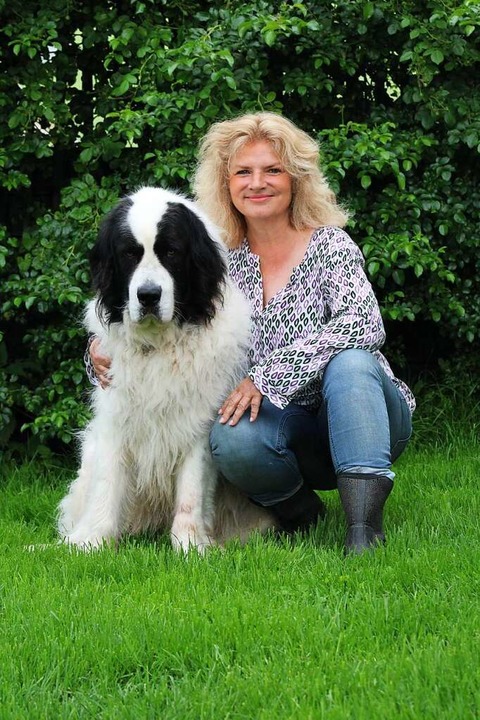Radana Kuny hat derzeit viele Anfragen...eit unterstützt sie ihr Hund Einstein.  | Foto: Annika Sindlinger
