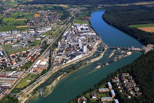 Der Fluss, die groe Wasserkraft und d...ahme das Rheinfelder Kraftwerks zeigt.  | Foto: Energiedienst