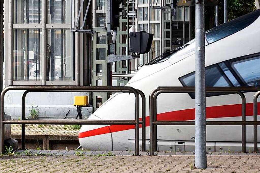 Mann überquert Gleise im Hauptbahnhof ICENotbremsung in Freiburg