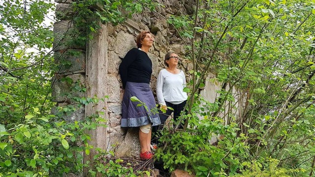 Pilar Buira Ferre (links) und Monika L...Scheunenbrand  brig gebliebenen Mauer  | Foto: Gerald Nill