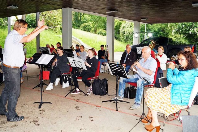 Seit zwei Wochen probt die Trachtenkap...eits auf sommerliche Freiluftkonzerte.  | Foto: Silke Hartenstein