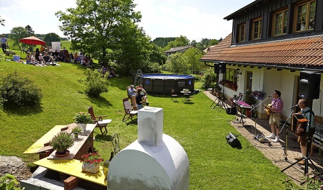 Die schattigen Pltze waren gefragt be...lager bis hin zu Tanzmusik aufwartete.  | Foto: Hans-Jrgen Sackmann