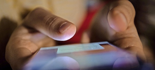 Wer auf dem Handy sexuelle Darstellung...nderjhrigen hat, macht sich strafbar.  | Foto: Sebastian Gollnow (dpa)