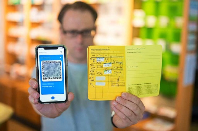 Seit dieser Woche knnen Apotheken ein... den digitalen Impfnachweis erstellen.  | Foto: Oliver Dietze (dpa)