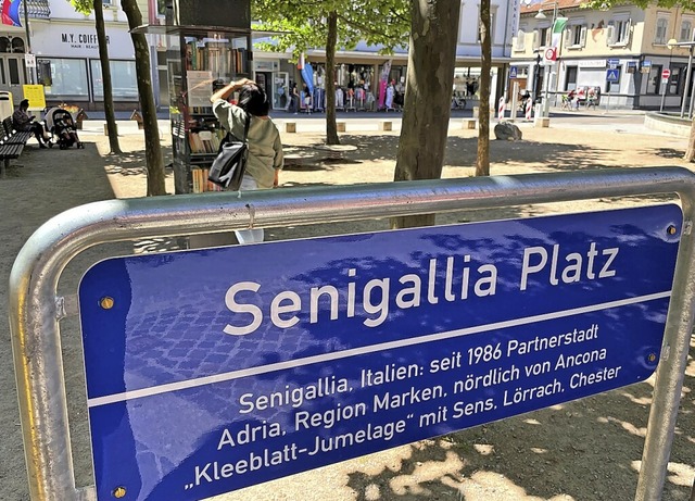 Eines der neuen Schilder steht am Senigallia Platz.   | Foto: Barbara Ruda
