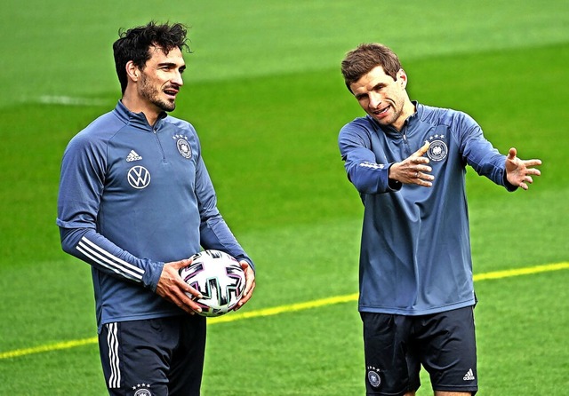 Haben in Sdbaden viel Kredit: die ein...Mats Hummels (links) und Thomas Mller  | Foto: CHRISTOF STACHE (AFP)