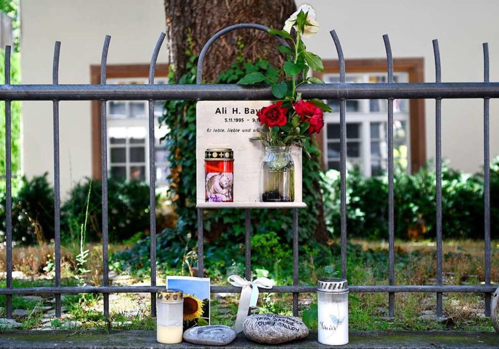 An der Niemensstrae erinnert eine kleine Gedenktafel an Ali B.  | Foto: Thomas Kunz