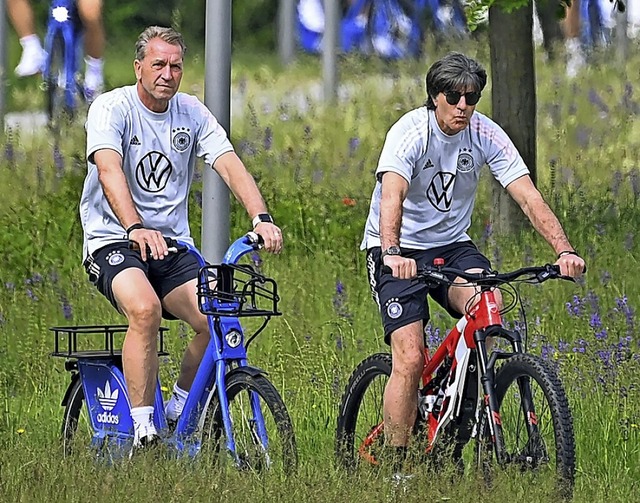 Entspannt zum Training: Joachim Lw (rechts) und Torwarttrainer Andreas Kpke  | Foto: CHRISTOF STACHE (AFP)