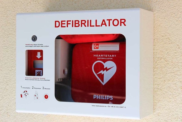 Defibrillator an einer Hauswand  | Foto: Jennifer Ruh