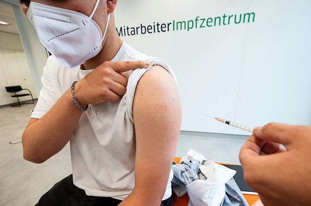 Eine Person wird mit dem Corona-Impfstoff von Biontech/Pfizer geimpft.  | Foto: Marijan Murat (dpa)