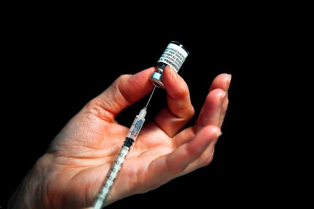 Das mobile Impfteam des Kreisimpfzentr...f der Firma Biontech/Pfizer verimpfen.  | Foto: FRED TANNEAU (AFP)