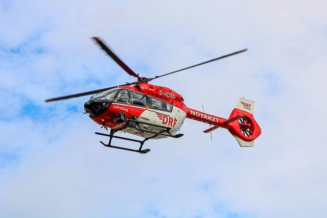 Der Helikopter brachte den Fahrer in eine schweizer Klinik.  | Foto: Bert Spangemacher (dpa)