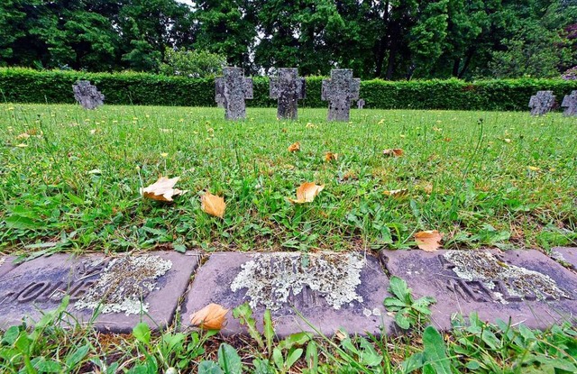 Verwitterte Gedenksteine fr Kriegsopfer auf dem Hauptfriedhof  | Foto: Michael Bamberger