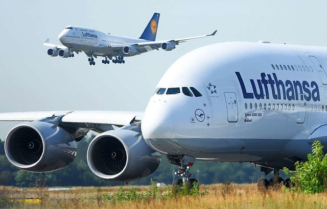 Eine Boeing 747-400 der Lufthansa land...ie USA wohl einen Kompromiss gefunden.  | Foto: Arne Dedert (dpa)