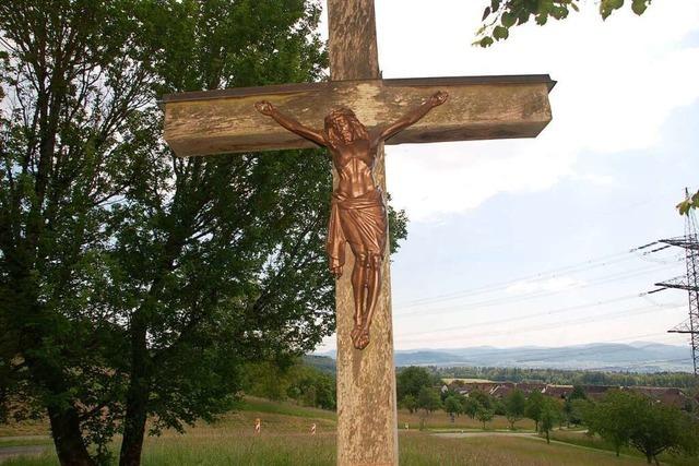 Gestohlene Jesus-Figur hängt auf einmal wieder am Kreuz