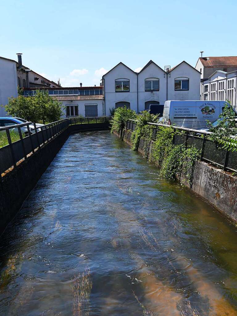 Der Lrracher Gewerbekanal verschwindet unter der  KBC