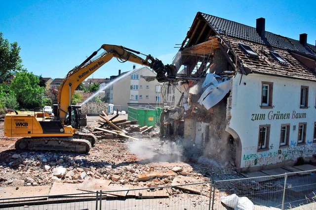 Der Abrissbagger arbeitet sich durch d...ehemaligen Gasthauses zum Grnen Baum.  | Foto: Markus Zimmermann