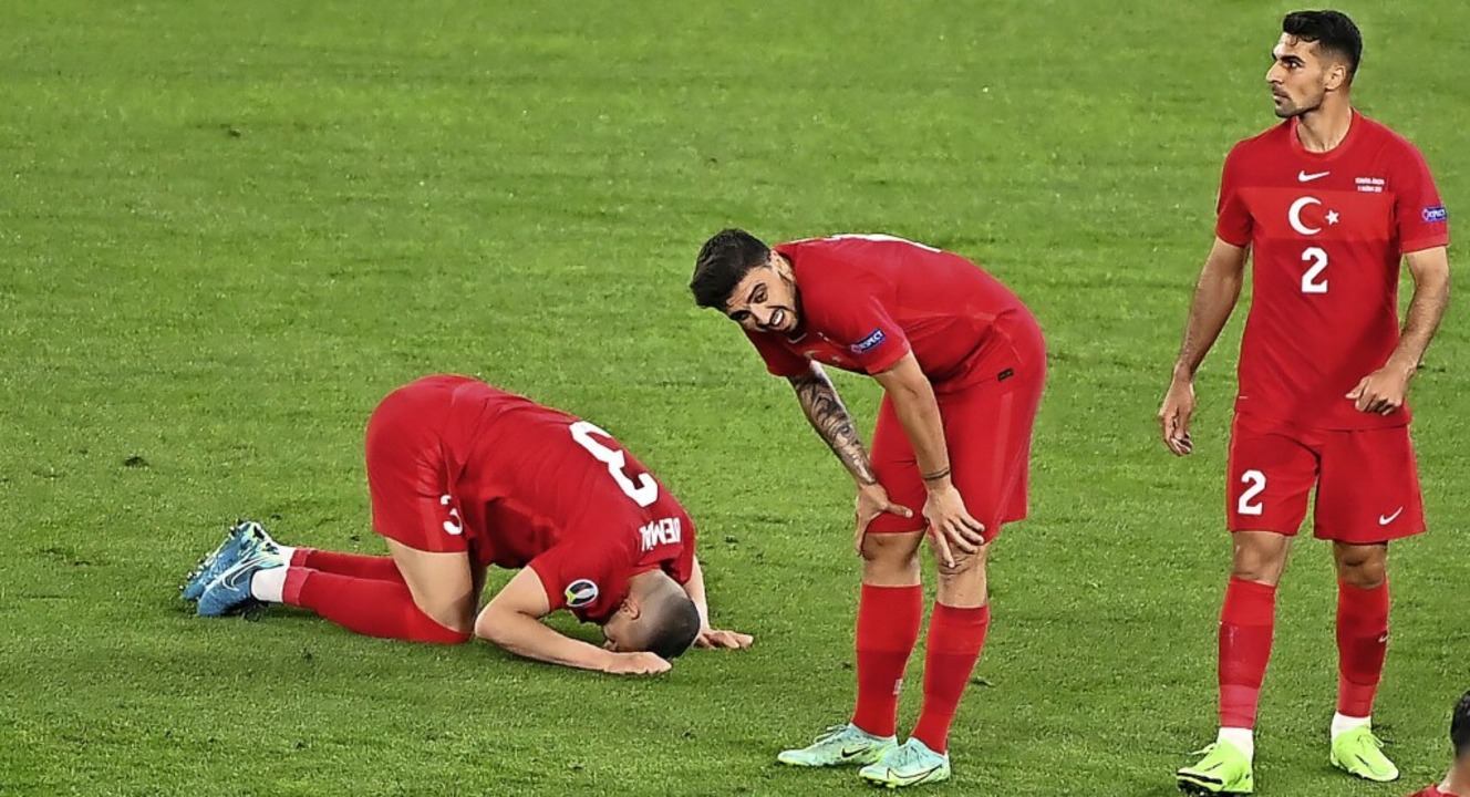 Die türkischen Spieler erwartet in Baku Aufbauhilfe von den Rängen.  | Foto: Matthias Balk (dpa)