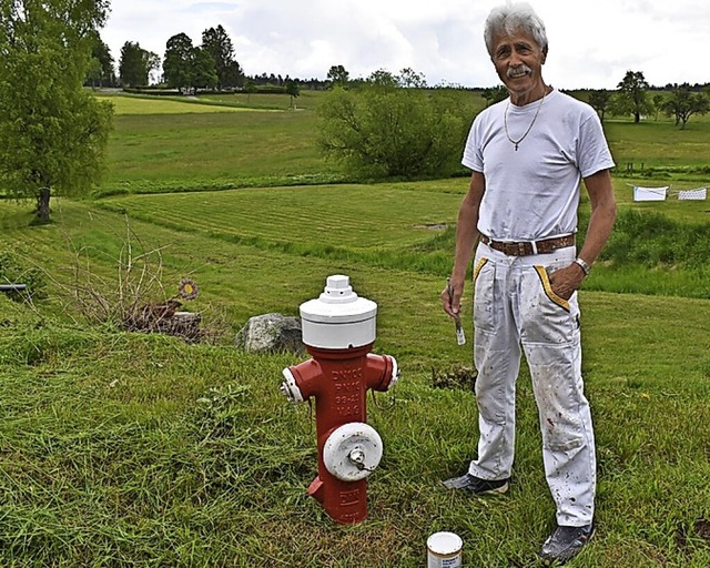 Wolfgang Schilke verpasst den Hydranten einen neuen Anstrich.  | Foto:  