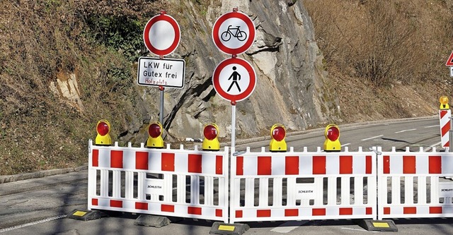 Die Verkehrszeichen weisen deutlich da...ran und sehen mgliche Gefahren nicht.  | Foto: Werner Steinhart