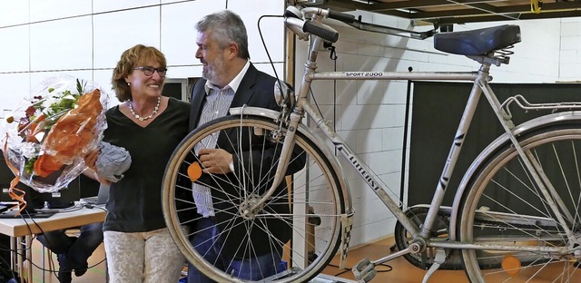 ber ein Fahrrad als Abschiedsgeschenk...umen gab&#8217;s fr Ehefrau Claudia.   | Foto: Juliane Khnemund