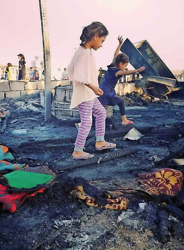 &#8222;Die Menschen stehen wieder vor ... Feuer im Flchtlingscamp im Nordirak.  | Foto: Zarok