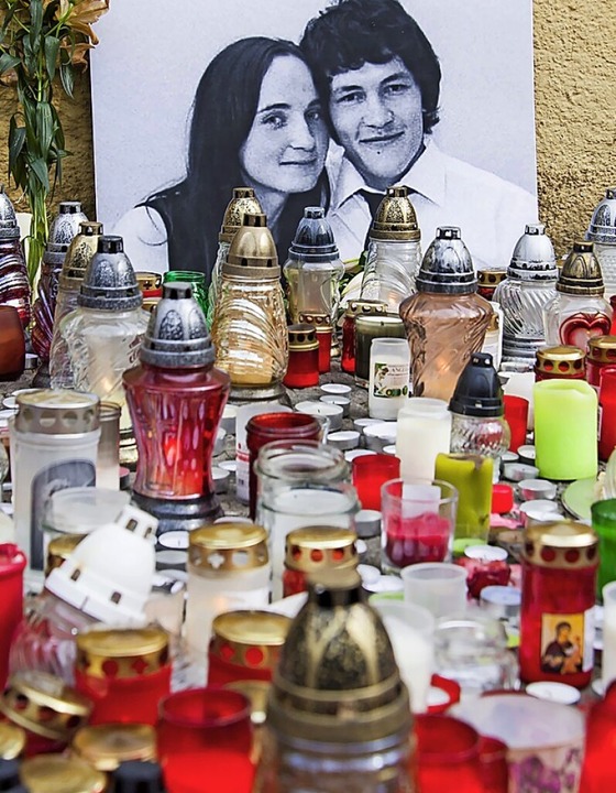 Kerzen neben einem Bild des Investigat...en Kuciak und seiner Verlobten Martina  | Foto: Jakub Kotian