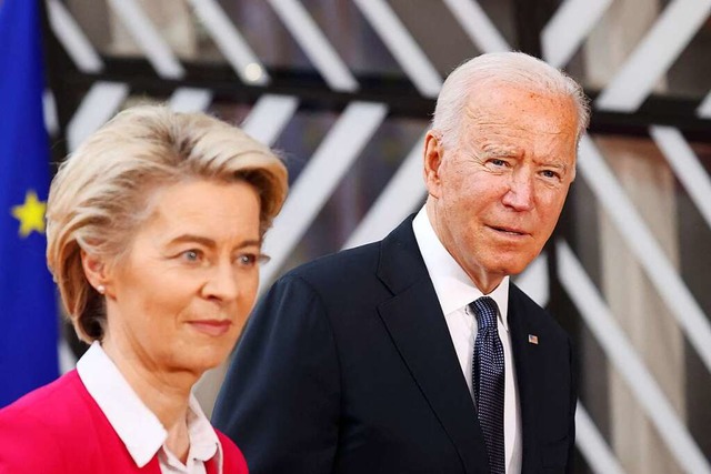 Prsident Biden mit Kommissionsprsidentin von der Leyen  | Foto: KENZO TRIBOUILLARD