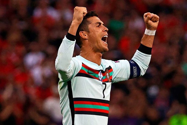 Cristiano Ronaldo freut sich vor volle... ist nun alleiniger EM-Rekordtorjger.  | Foto: BERNADETT SZABO (AFP)