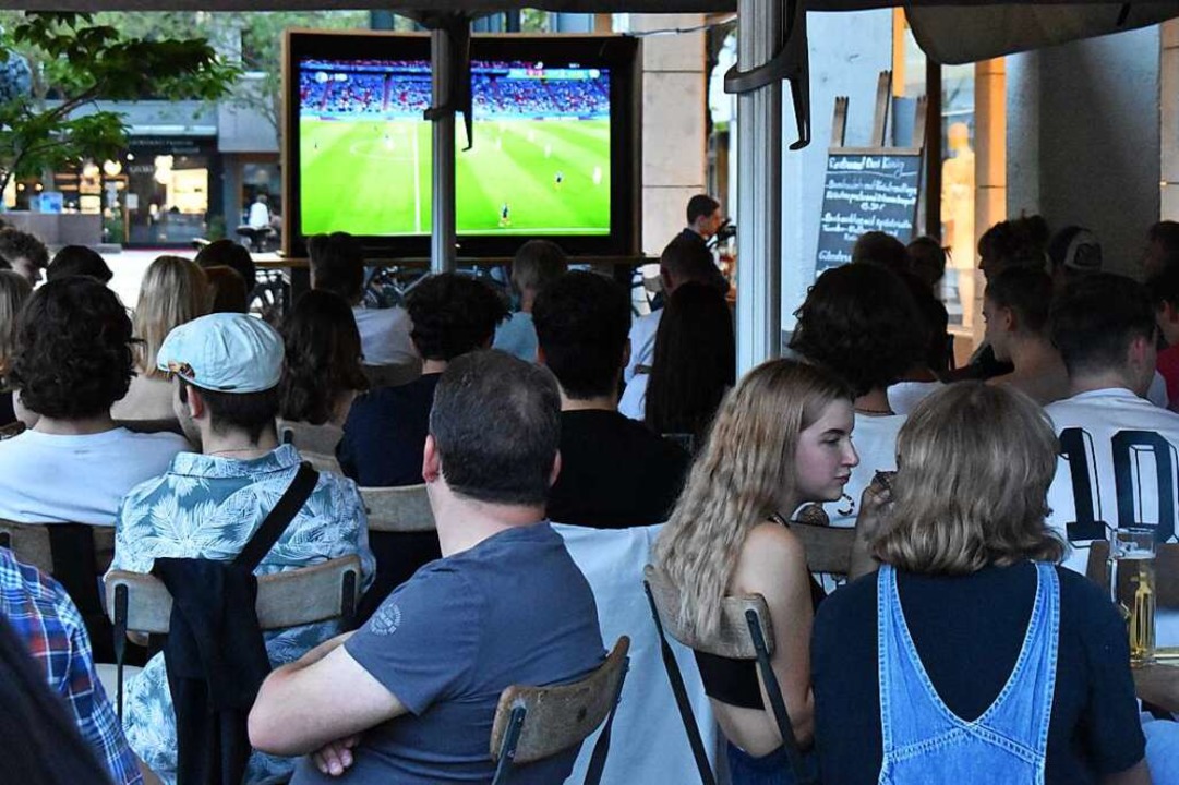 Fuballfans bei der Dreiknigsbar  | Foto: Thomas Loisl Mink