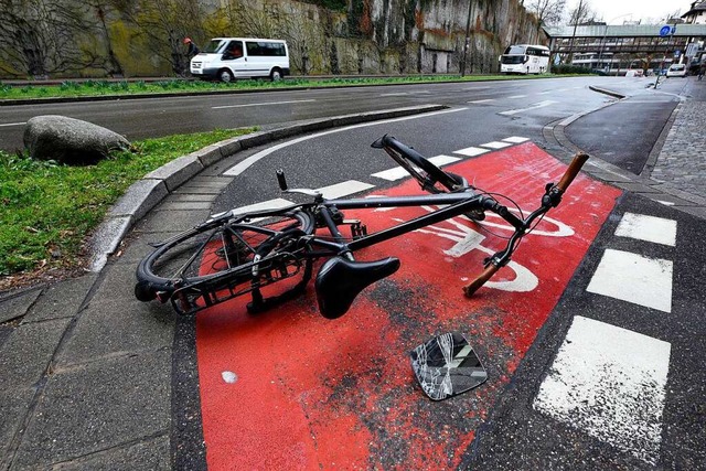 Eine Radlerin musste auf dem Radweg de...en und streifte die Mauer. Symbolbild.  | Foto: Thomas Kunz