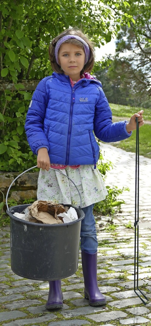 Schlerin Clara hat mit ihren Freunden im Seepark in Freiburg Mll gesammelt.  | Foto: Silke Kohlmann