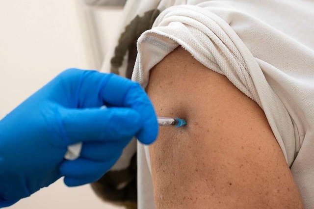 Es wird geimpft, was das Zeug hlt: Ni...ach und nach gegen Corona immunisiert.  | Foto: Sebastian Gollnow (dpa)