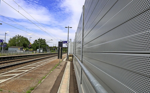 Schallschutzwnde entlang der Bahn sin...usen sieht sie als drohende Belastung.  | Foto: Sandra Decoux-Kone