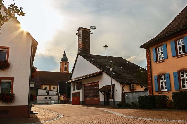 Derzeit ist die Feuerwehr noch im Ort ...dlich der Kahlenberghalle entstehen.   | Foto: Sandra Decoux-Kone