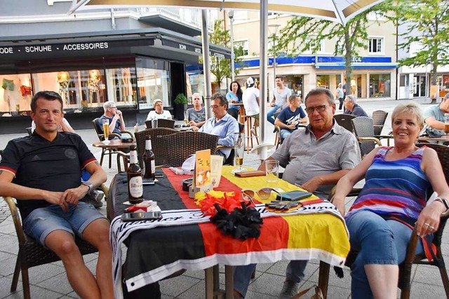 Im Public Pub schauten Fuballfans das Spiel im Auenbereich.  | Foto: Horatio Gollin