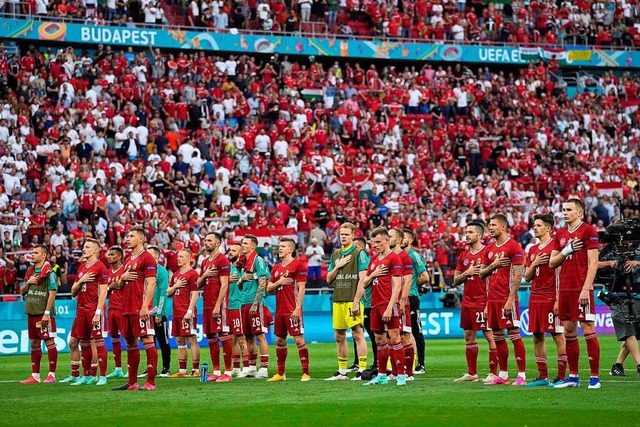 Andchtige Spieler und viele, viele Zu...211; beim Spiel Ungarn gegen Portugal.  | Foto: Darko Bandic (dpa)