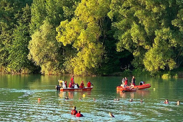 Mit einem Groaufgebot suchen Rettungs...inem Mann im Schutterwlder Baggersee.  | Foto: Helmut Seller