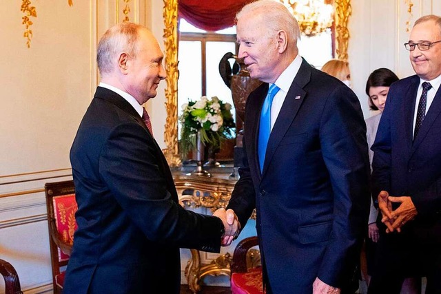 Wladimir Putin (li.) und Joe Biden begren sich bei ihrem Treffen in Genf.  | Foto: PETER KLAUNZER (AFP)
