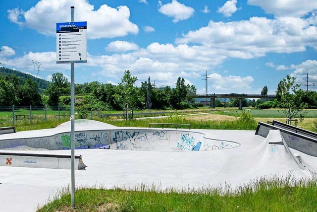 Ein Schild verweist auf die geltenden Nutzungsregeln fr die Skateanlage.  | Foto: Paul Eischet