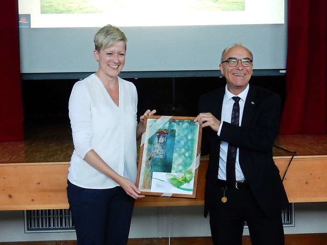 Ein Erinnerungsgeschenk bekam Ulrike Wei von Brgermeister Roland Tibi  | Foto: Kurt Meier